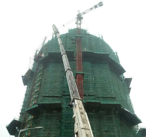 抚顺吊车在工地上作业